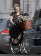 PEOPLE - Helena Bonham Carter radelt durch Nord-London