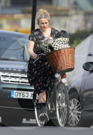 PEOPLE - Helena Bonham Carter radelt durch Nord-London