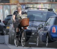 PEOPLE - Helena Bonham Carter radelt durch Nord-London