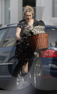 PEOPLE - Helena Bonham Carter radelt durch Nord-London