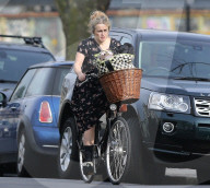 PEOPLE - Helena Bonham Carter radelt durch Nord-London