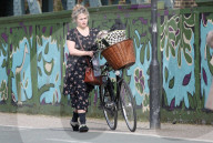 PEOPLE - Helena Bonham Carter radelt durch Nord-London