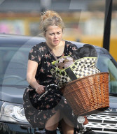 PEOPLE - Helena Bonham Carter radelt durch Nord-London