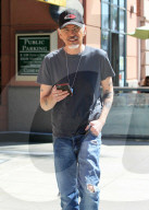 PEOPLE - Billy Bob Thornton amüsiert sich mit seinem Handy