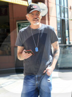 PEOPLE - Billy Bob Thornton amüsiert sich mit seinem Handy