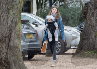 PEOPLE - Jools Oliver trägt ihr Sohn im Babybjörn