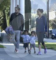 PEOPLE - Zoe Saldana und Marco Perego mit ihren Zwillingen unterwegs in LA