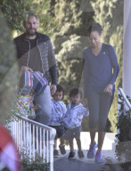 PEOPLE - Zoe Saldana und Marco Perego mit ihren Zwillingen unterwegs in LA