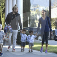 PEOPLE - Zoe Saldana und Marco Perego mit ihren Zwillingen unterwegs in LA