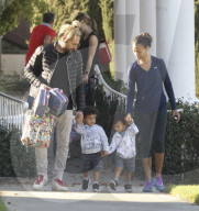 PEOPLE - Zoe Saldana und Marco Perego mit ihren Zwillingen unterwegs in LA