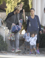 PEOPLE - Zoe Saldana und Marco Perego mit ihren Zwillingen unterwegs in LA