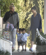 PEOPLE - Zoe Saldana und Marco Perego mit ihren Zwillingen unterwegs in LA