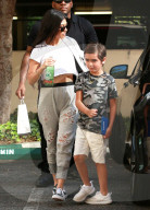 PEOPLE - Mason geht 'undercover' mit Mamma Kourtney Kardashian in die Schule