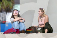 EXKLUSIV - Paris Jackson raucht am Beach von Venice 