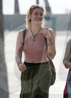 EXKLUSIV - Paris Jackson raucht am Beach von Venice 