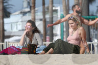 EXKLUSIV - Paris Jackson raucht am Beach von Venice 
