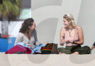 EXKLUSIV - Paris Jackson raucht am Beach von Venice 