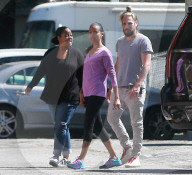 EXKLUSIV - Zoe Saldana und Marco Perego mit ihren Zwillingen in LA unterwegs