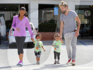 EXKLUSIV - Zoe Saldana und Marco Perego mit ihren Zwillingen in LA unterwegs