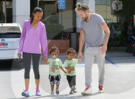 EXKLUSIV - Zoe Saldana und Marco Perego mit ihren Zwillingen in LA unterwegs