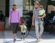 EXKLUSIV - Zoe Saldana und Marco Perego mit ihren Zwillingen in LA unterwegs