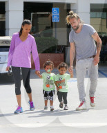 EXKLUSIV - Zoe Saldana und Marco Perego mit ihren Zwillingen in LA unterwegs