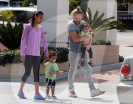 EXKLUSIV - Zoe Saldana und Marco Perego mit ihren Zwillingen in LA unterwegs