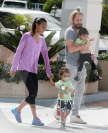 EXKLUSIV - Zoe Saldana und Marco Perego mit ihren Zwillingen in LA unterwegs