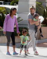 EXKLUSIV - Zoe Saldana und Marco Perego mit ihren Zwillingen in LA unterwegs