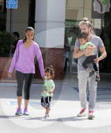 EXKLUSIV - Zoe Saldana und Marco Perego mit ihren Zwillingen in LA unterwegs