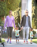 EXKLUSIV - Zoe Saldana und Marco Perego mit ihren Zwillingen in LA unterwegs