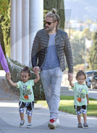 EXKLUSIV - Zoe Saldana und Marco Perego mit ihren Zwillingen in LA unterwegs
