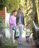 EXKLUSIV - Zoe Saldana und Marco Perego mit ihren Zwillingen in LA unterwegs