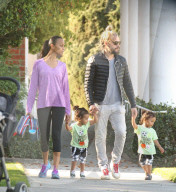 EXKLUSIV - Zoe Saldana und Marco Perego mit ihren Zwillingen in LA unterwegs
