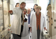 NEWS - Bundeskanzlerin Angela Merkel besucht Zentrum für Neurodegenerative Erkrankungen in Bonn 