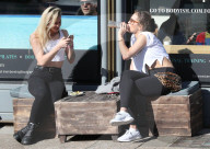 PEOPLE - Rita Ora mit Alice Dellal in Notting Hill unterwegs