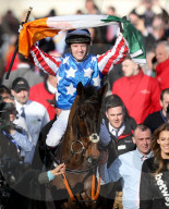 PEOPLE - Cheltenham Festival: Stimmung unter den Promis auf den VIP Tribünen