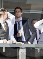PEOPLE - Cheltenham Festival: Stimmung unter den Promis auf den VIP Tribünen