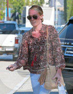 PEOPLE - Sonnenbrand: Cat Deeley in West Hollywood unterwegs
