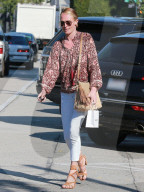 PEOPLE - Sonnenbrand: Cat Deeley in West Hollywood unterwegs