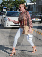 PEOPLE - Sonnenbrand: Cat Deeley in West Hollywood unterwegs