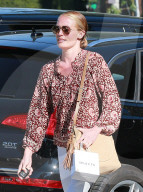PEOPLE - Sonnenbrand: Cat Deeley in West Hollywood unterwegs