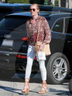 PEOPLE - Sonnenbrand: Cat Deeley in West Hollywood unterwegs