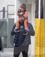 PEOPLE - Ben Affleck mit Samuel in Los Angeles unterwegs 
