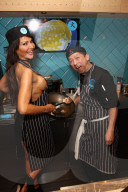 PEOPLE - Lizzie Cundy kocht bei Chi Kitchen in London