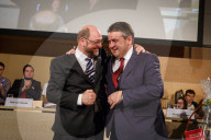 NEWS - Deutschland: Sigmar Gabriel und Martin Schulz bei der SPD-Delegiertenkonferenz in Wolfenbüttel 