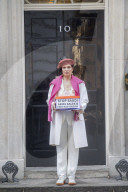 NEWS - London: Bianca Jagger bringt die 'Saudi Petition' an die10 Downing Street