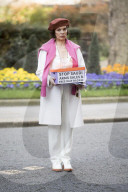 NEWS - London: Bianca Jagger bringt die 'Saudi Petition' an die10 Downing Street