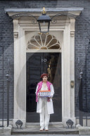 NEWS - London: Bianca Jagger bringt die 'Saudi Petition' an die10 Downing Street