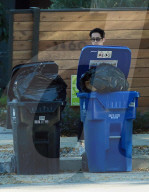 EXKLUSIV - Rollenteilung: Steven Yeun bringt den Abfall raus und die schwangere Joana Pak kümmert sich um die Hunde
